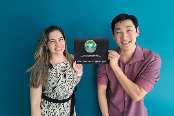 Dra. Esther e Dr. Fábio da Clínica Veterinária Melhor Amigo em São Carlos, recebem o prêmio Top 100 da Revista Medicina Veterinária em foco, de 2023