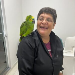 Veterinária com um papagaio no ombro