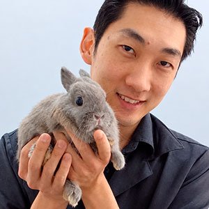 Veterinário para Coelhos em São Carlos | Clínica Melhor Amigo 20 Dr Fábio Nomura com coelhinho